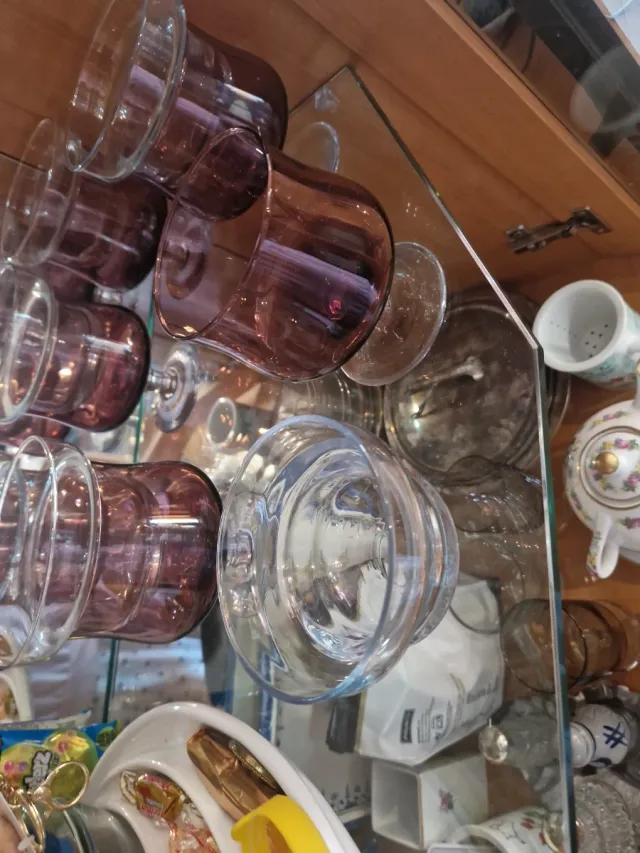 Vasos de cóctel morados y transparentes