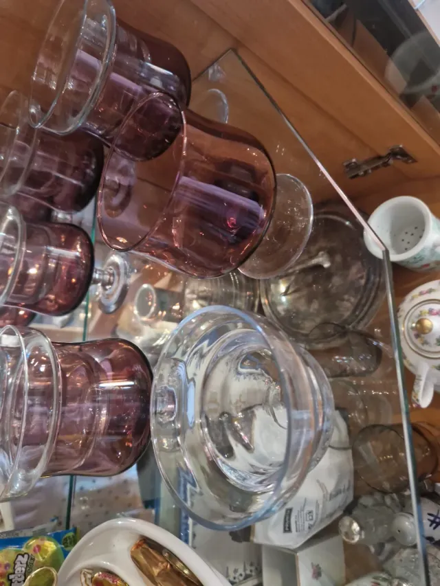 Vasos de cóctel morados y transparentes