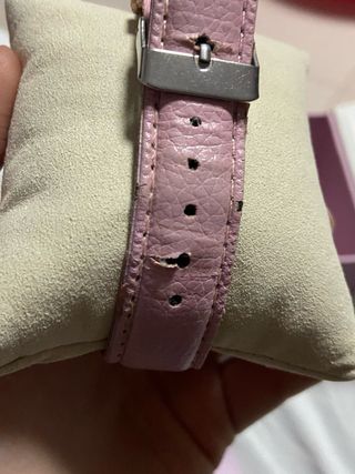 Orologio da donna con cinturino un po’ rovinato