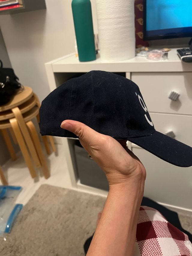 Gorra corporativa azul y blanca, tiene logo