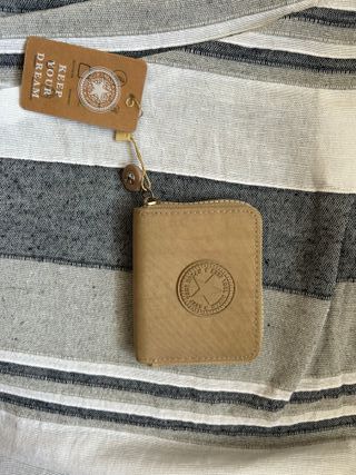 Cartera beige con etiqueta Keep Your Dream