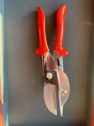 Cesoia per cuoio e tagli obliqui