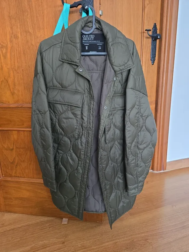 Chaqueta acolchada verde stradivarius talla m
