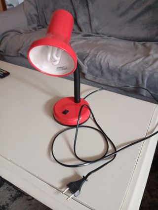 Lámpara de escritorio roja moderna