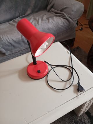 Lámpara de escritorio roja moderna