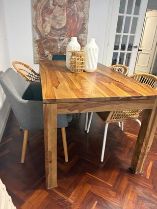 Mesa de comedor de madera con 5 sillas