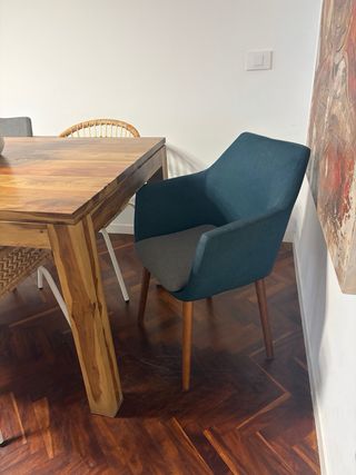 Mesa de comedor de madera con 5 sillas