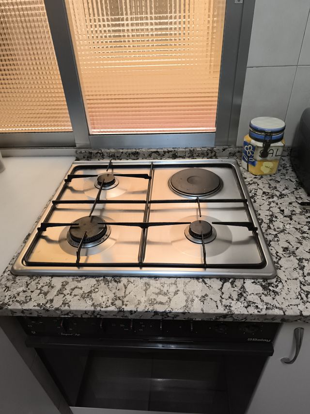 Horno Balay y cocina de gas 4 fuegos