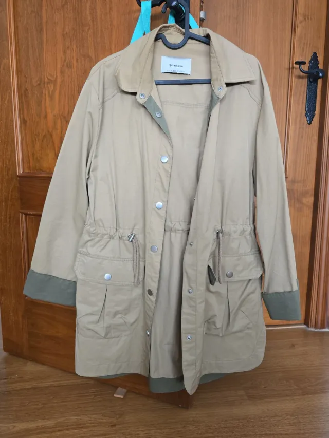 Chaqueta beige con cordón ajustable