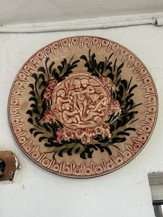 Plato decorativo del siglo XIX con querubines