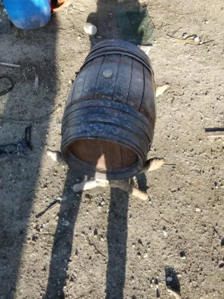 Barril de madera con aros metálicos