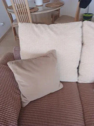 Sofá de pana marrón topo