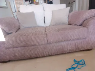 Sofá de pana marrón topo