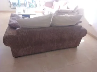 Sofá de pana marrón topo