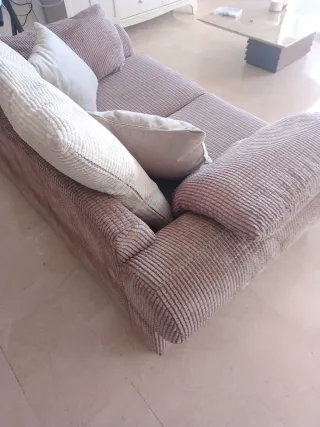 Sofá de pana marrón topo