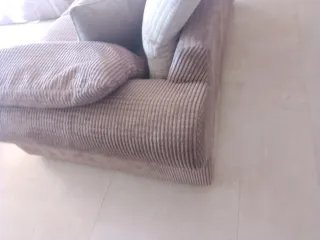 Sofá de pana marrón topo