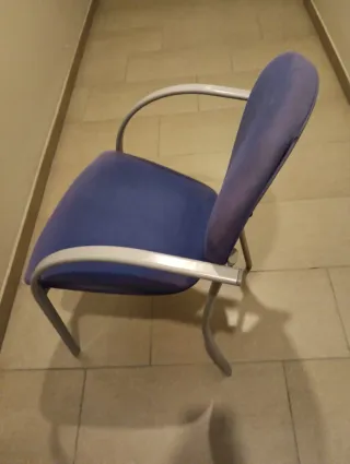 Silla de oficina azul y plateada, y roja y plateda