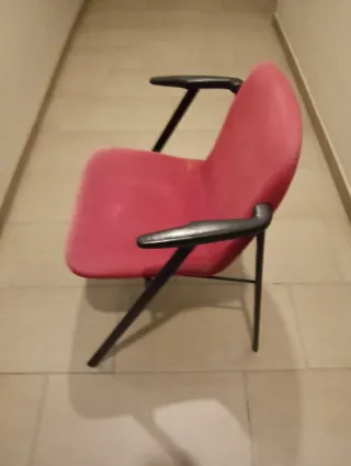 Silla de oficina azul y plateada, y roja y plateda