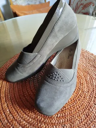 Zapatos cuña ante beige