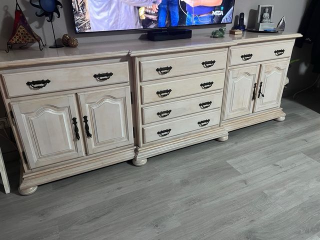 Aparador de madera beige y marrón