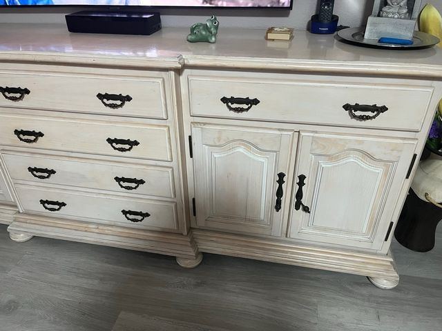 Aparador de madera beige y marrón