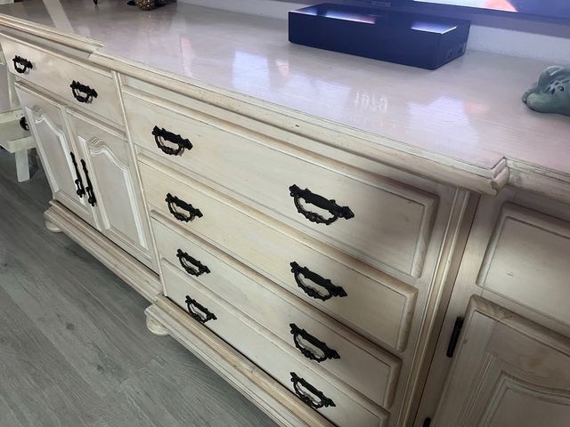 Aparador de madera beige y marrón