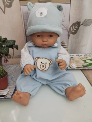 Muñeco bebé con pijama y gorrito azul