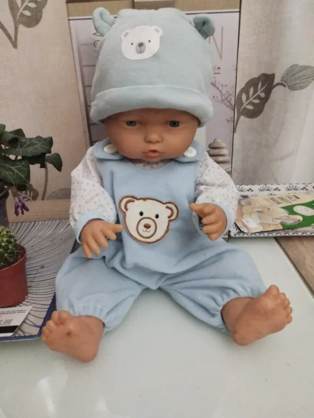 Muñeco bebé con pijama y gorrito azul