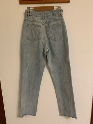 Pantalón vaquero desgastado