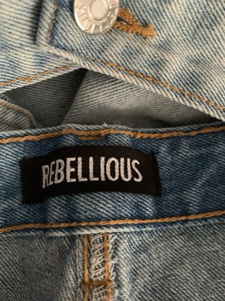 Pantalón vaquero desgastado