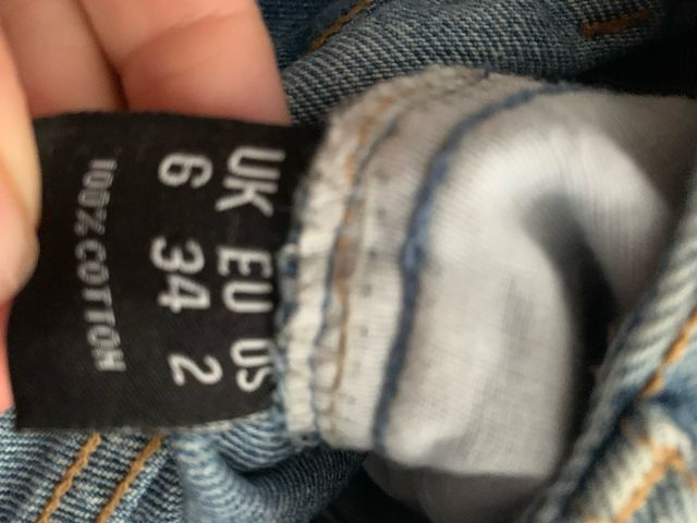 Pantalón vaquero desgastado