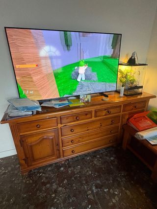 Mueble de madera con cajones y puerta