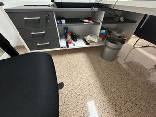 Mueble de oficina gris y blanco