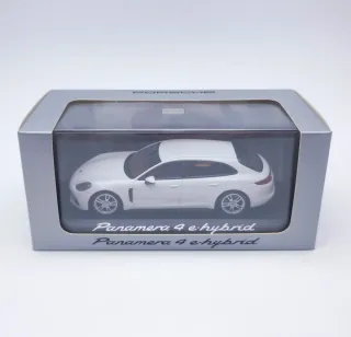 PORSCHE PANAMERA 4 E-HYBRID 1:43 MINICHAMPS