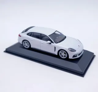 PORSCHE PANAMERA 4 E-HYBRID 1:43 MINICHAMPS