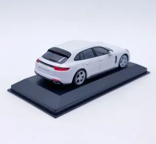 PORSCHE PANAMERA 4 E-HYBRID 1:43 MINICHAMPS