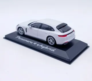 PORSCHE PANAMERA 4 E-HYBRID 1:43 MINICHAMPS