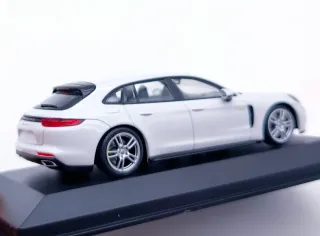 PORSCHE PANAMERA 4 E-HYBRID 1:43 MINICHAMPS