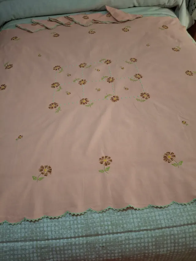 Mantel rosa,salmon bordado flores Nuevo