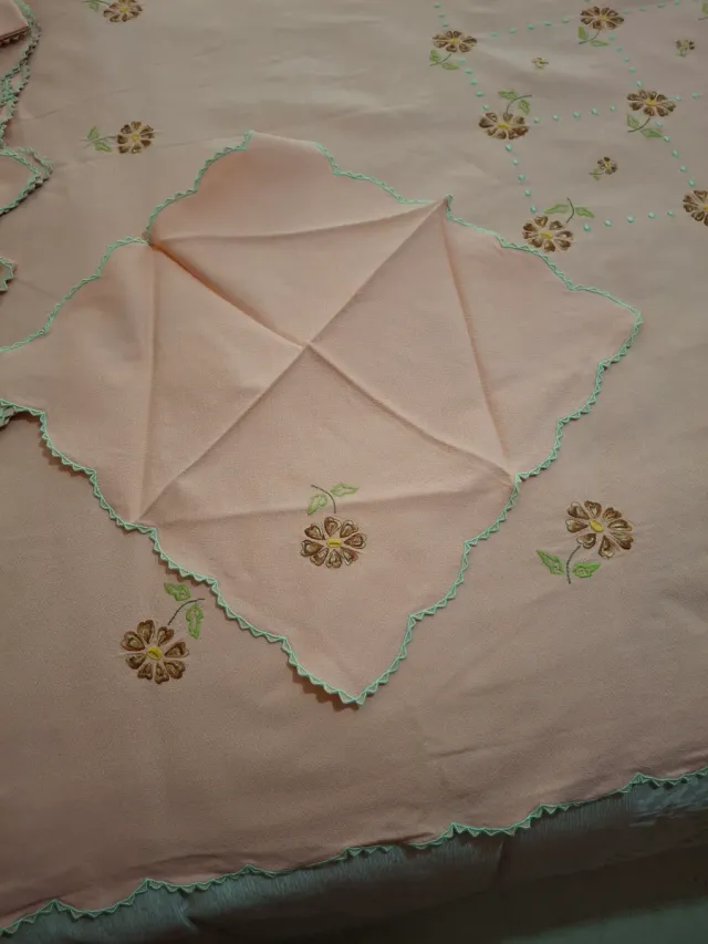 Mantel rosa,salmon bordado flores Nuevo