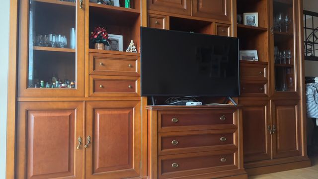 Mueble de salón madera y cristal