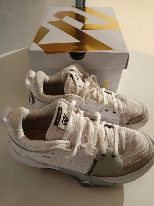 Zapatillas Jordan Blancas y gris.