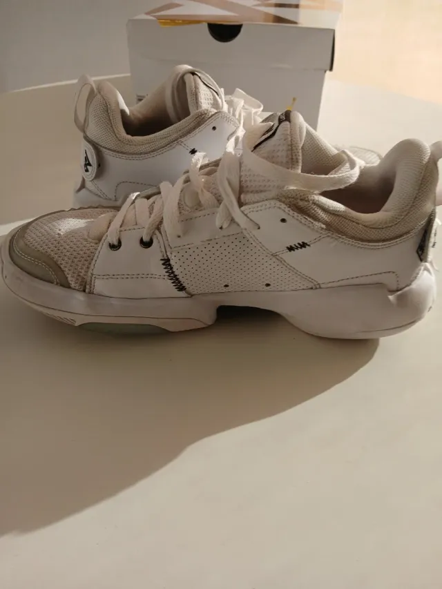 Zapatillas Jordan Blancas y gris.