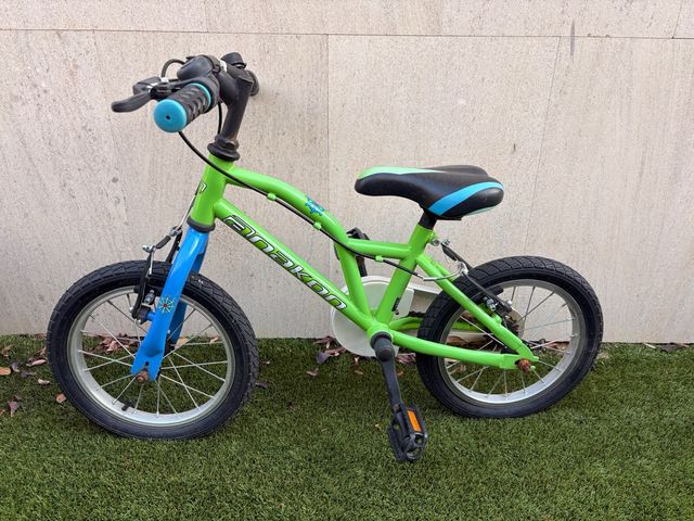 Bicicleta infantil verde y azul