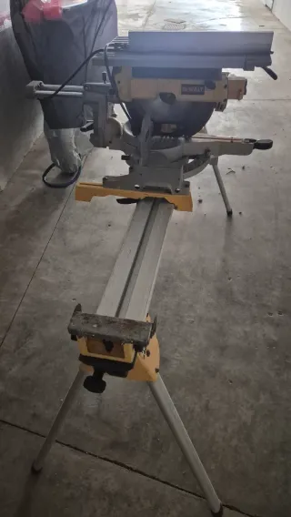 Ingletadora Dewalt telecópica de meseta, con banco