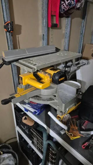 Ingletadora Dewalt telecópica de meseta, con banco