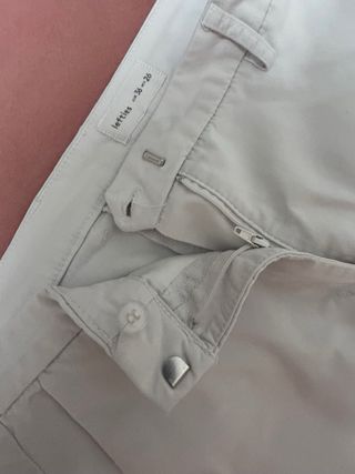 Pantalones blancos adolescentes