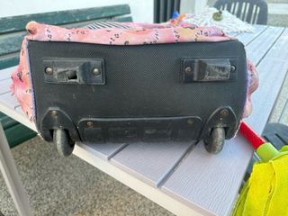 Cartella con carrello e disegno bambina