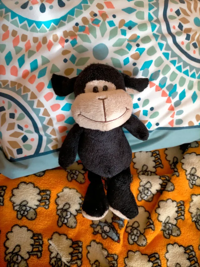 Ovejita de peluche negra
