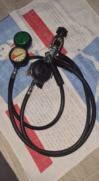 Regulador de buceo con manómetro